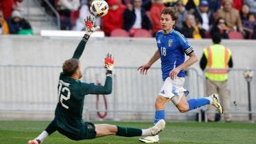 Nicolo Barella anota para Italia ante Ecuador