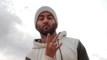 Irán condena a muerte a rapero por apoyar protestas feministas 