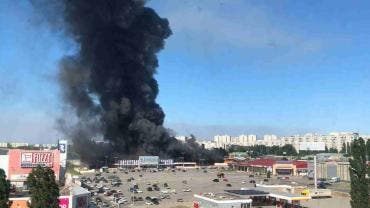 Al menos dos muertos en ataque ruso contra un centro comercial en Járkov