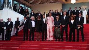 Flama olímpica desfila por Cannes