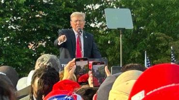 Trump arremete contra migrantes ante miles de simpatizantes en el Bronx