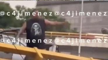 Brutal ataque, hombre golpea a conductor en carriles centrales de Circuito Interior