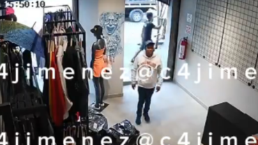 Roban en tienda de ropa