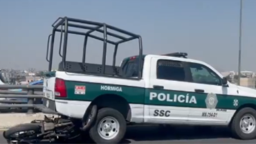 Patrulla de SSC queda encima de motocicleta 