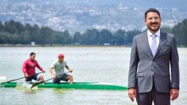 Mujer remando en Xochimilco