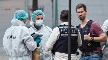 Dictan orden de aprehensión contra agresor de policía y militantes en Mannheim
