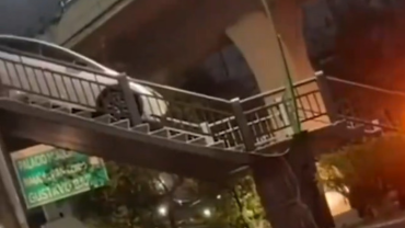 Automovil en puente peatonal