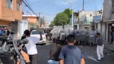 Muere un hombre en enfrentamiento entre vecinos y policías en Leyes de Reforma