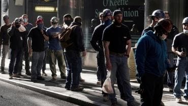 Solicitudes de ayuda por desempleo en EU ascienden a su máximo de 10 meses