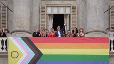 Polémica en España por poner o no la bandera LGTBIQ+ en edificios institucionales