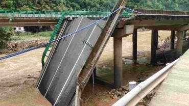 Al menos doce muertos tras el derrumbe de un puente en China