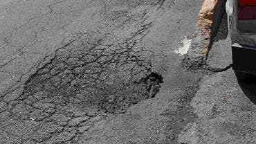 Colocan árbol de Navidad para señalar un bache en alcaldía Álvaro Obregón