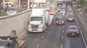 Tráiler genera caos vial en Viaducto