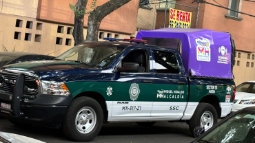 Sujeto toquetea a mujer