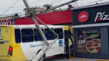 Camión se impacta contra Oxxo