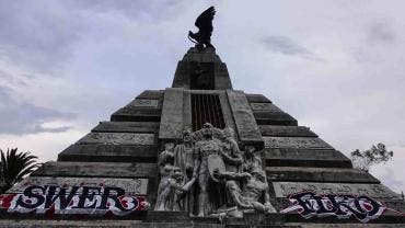 Incendio en monumento