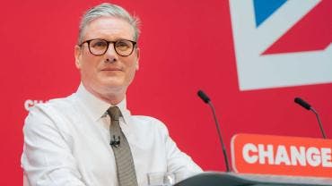 El resultado electoral me da ‘mandato claro’ para gobernar por el cambio Starmer