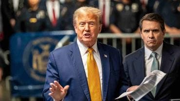 Jueza concede pausa en procesamiento de Trump por caso ‘Stormy Daniels’