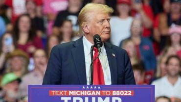 Trump bromea sobre la debilidad de Biden en su primer mitin tras atentado