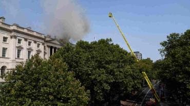 Bomberos consiguen controlar el incendio en Somerset House en Londres