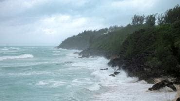 ‘Ernesto’ azota a Bermudas, dejando al 75% del territorio sin electricidad