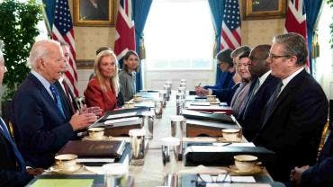 Biden y Starmer se reúnen para discutir uso de misiles contra Rusia 