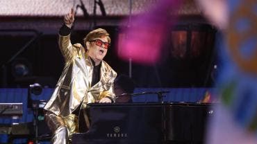 severa infeccion vision limitada Elton John