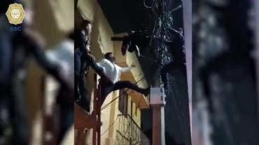 (video) Policías evitan que hombre se lance de poste de luz en Magdalena Contreras