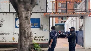 ¡Por poco! Auto le cae encima a mecánico en calles de la Narvarte