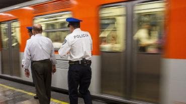 Policías evitan que mujer se arroje a las vías en la estación 18 de Marzo