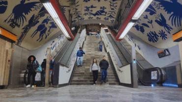Renuevan tres escaleras eléctricas en L7; usuarios siguen reportando fallas