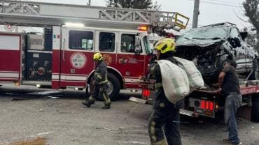 (videos) Camioneta cae de puente sobre auto en Cuautitlán Izcalli