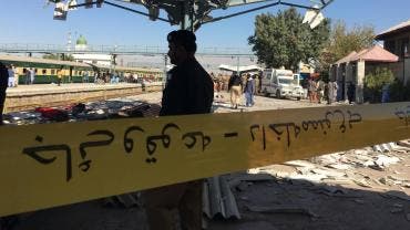 Ataque suicida en estación de tren de Pakistán deja 24 muertos
