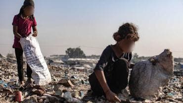 Niños entre la basura en Gaza