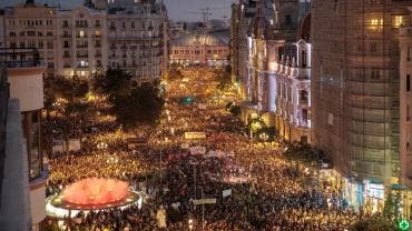 Miles de personas en Valencia exigen la dimisión del presidente Mazón tras inundaciones