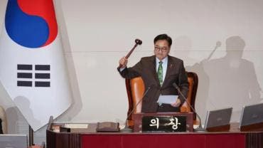 Parlamento destituye al presidente surcoreano por haber declarado la ley marcial