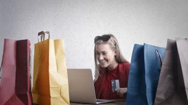 Mujer realizando compras