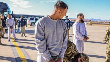 La Casa Blanca aseguró que el grupo de migrantes que fue enviado ayer a la base naval de Guantánamo (Cuba) está compuesto por supuestos "miembros" de la banda transnacional Tren de Aragua (Foto: EFE)