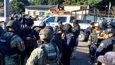 Grupo armado ataca a policías municipales en Tingüindín, Michoacán; un agente muerto