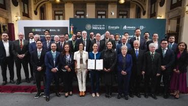 Sheinbaum firma acuerdo gasolina 24 pesos litro