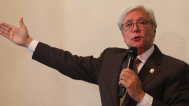 Jaime Bonilla dando un discurso con un micrófono en la mano.