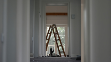 Imagen principal del artículo: una escalera dentro de una habitación en proceso de remodelación.