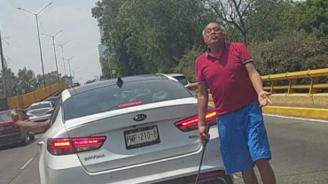 Vehículo blanco detenido sobre la avenida Churubusco, con un hombre junto al auto, agrediendo e intimidando verbalmente a los pasajeros de otro vehículo.