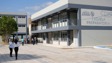 Fotografía de un edificio de salones escolares de la preparatoria Elena Poniatowska.
