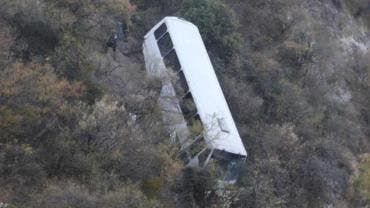 Autobús con 30 trabajadores cae a barranco en Tlaxcala; hay varios heridos