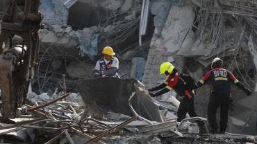 Bangkok busca a 79 personas atrapadas entre los escombros de edificio tras terremoto
