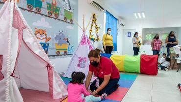 mitad infancias menores 5 anos sin servicios cuidado