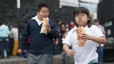 SEP prohíbe comida chatarra en escuelas; estos son los productos que ya no se venderán