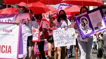 Trabajadoras sexuales exigen reconocimiento laboral en marcha del 8M en Puebla