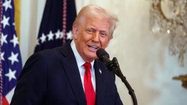 Trump anuncia arancel del 25% para autos fabricados fuera de EU 